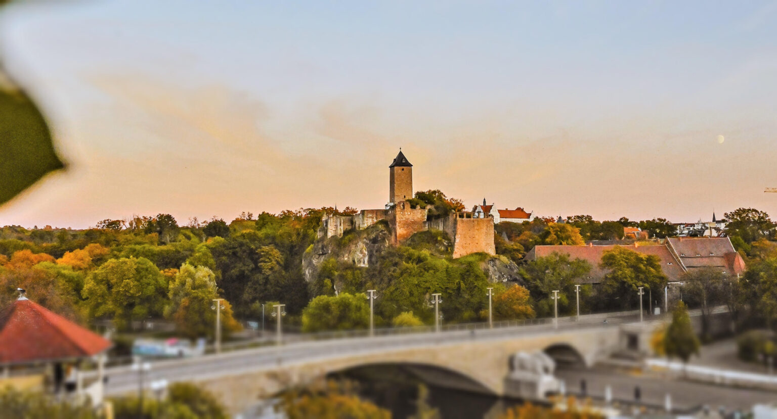 Burg Giebichenstein und Giebichensteinbrücke in Halle (Saale) im Abendlicht